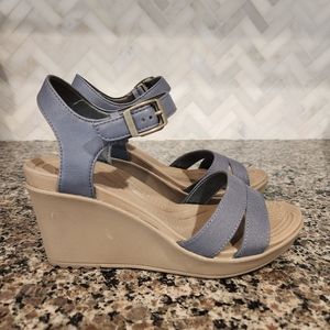 Croc dual comfort wedge, size 6